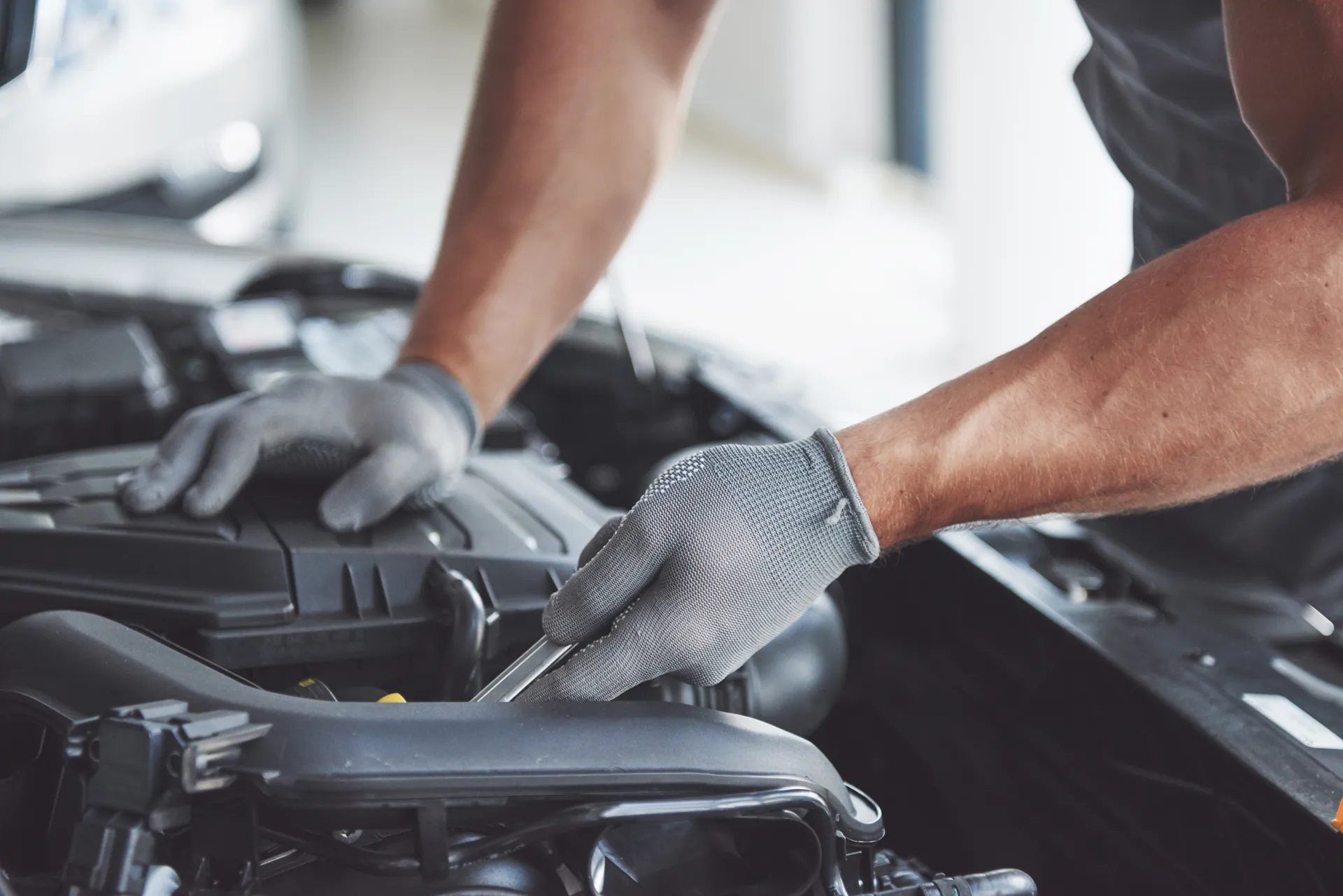 Manutenção mecânica no compartimento do motor
